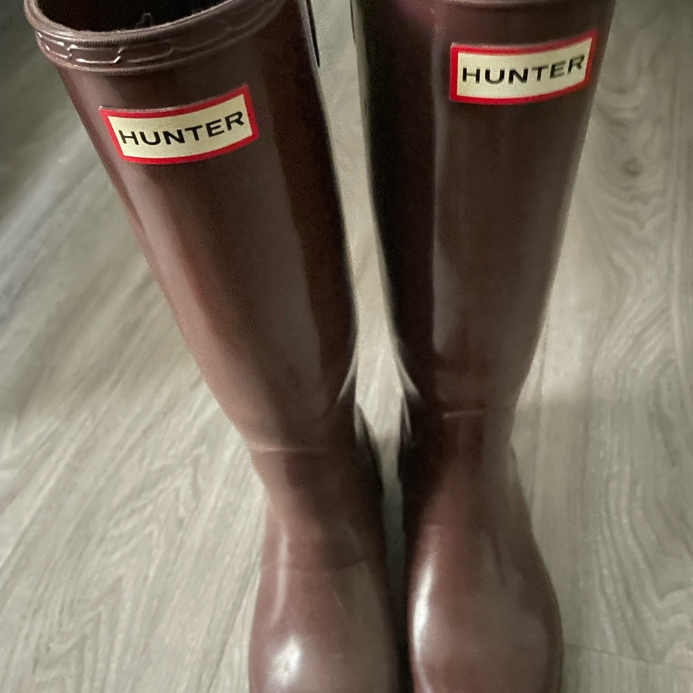 Size 7 hunter knee high rain boots in brown. Worn once.